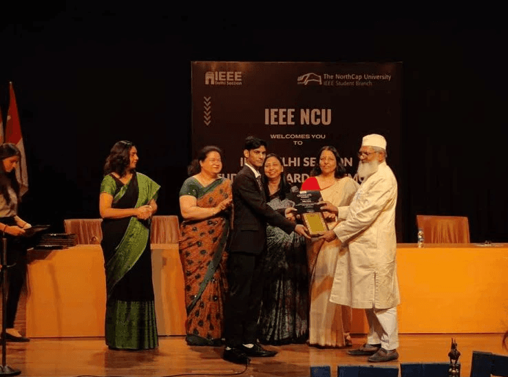 Received Outstanding Student Volunteer Award from IEEE in North Section